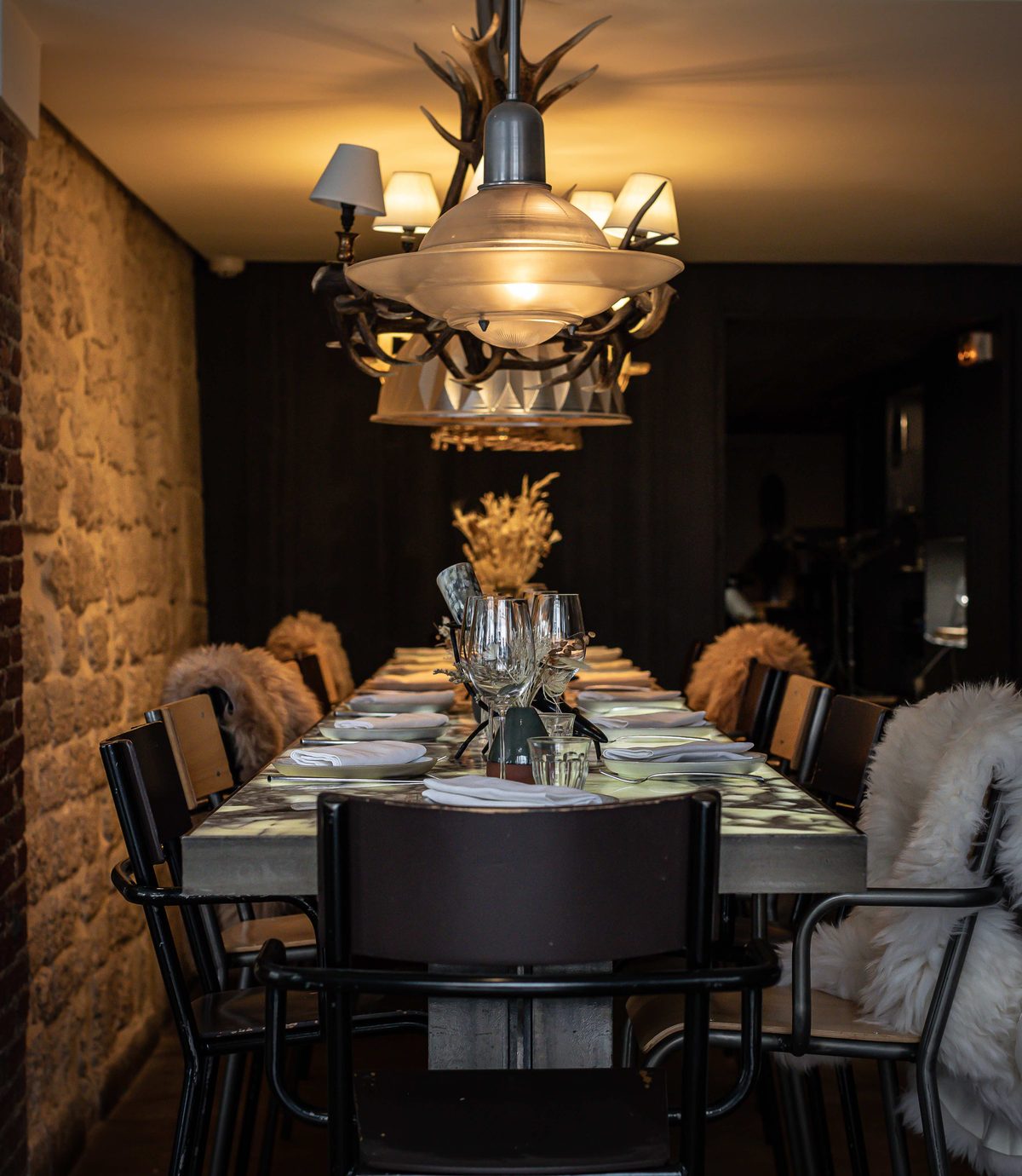 La table d’hôtes en marbre de douze mètres signée Starck, dressée devant la cave de Liquide, Paris 1er