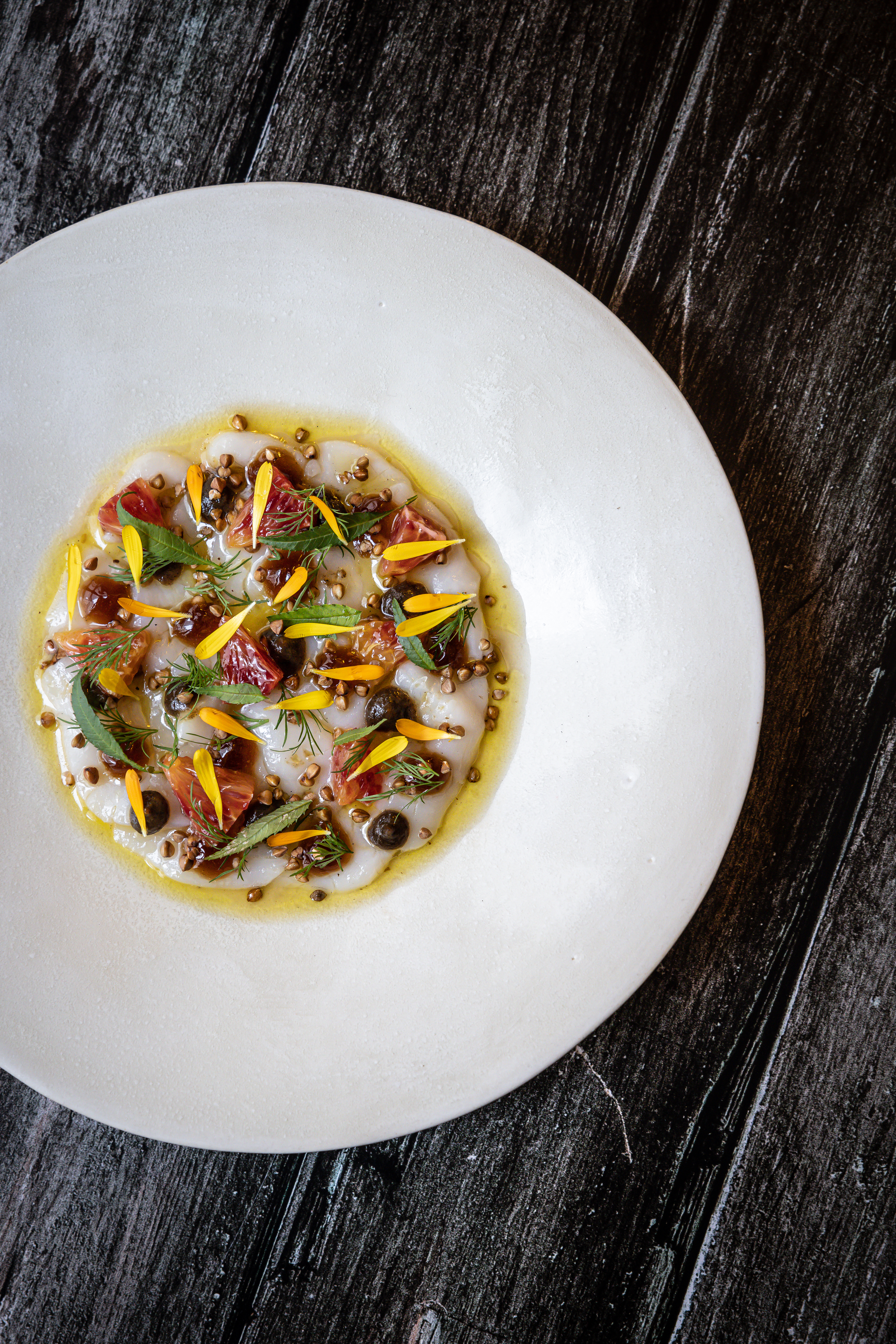 Carpaccio St Jaques, orange sanguine, échalote brûlée, sarrasin, vinaigrette kalamansi ©Ilyafoodstories
